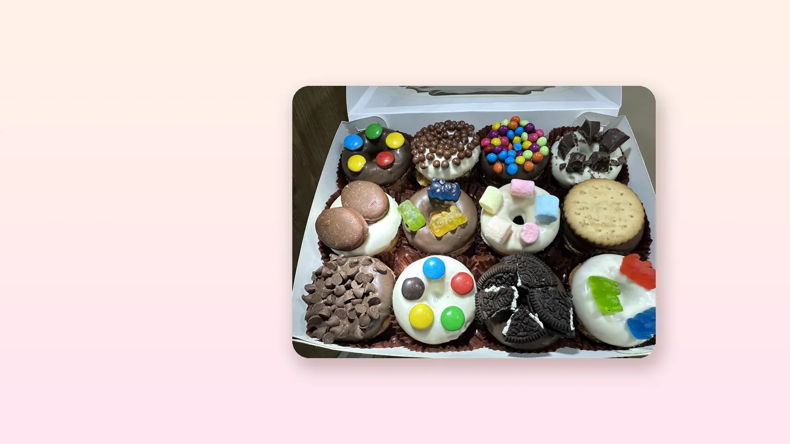 Caja de mini donas premium con Oreo, gomitas y marshmallows