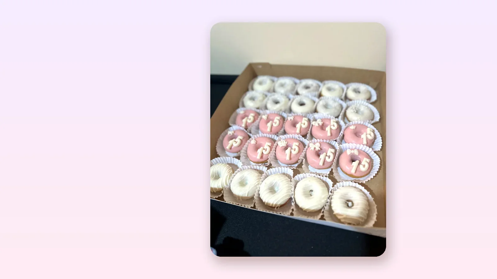Bandeja de mini donas para cumpleaños